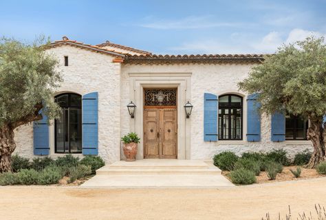 Exterior in Midsummer by Ohara Davies Gaetano Interiors on 1stDibs Laguna Beach House, Architecture Instagram, Modern Mediterranean Homes, House Mediterranean, Beachfront House, Crystal Cove, Mediterranean Architecture, Mediterranean Style Homes, Provence Style