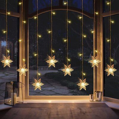 Natal, Upcycling, Diy Stairs, Outdoor Holidays, Curtain Lights, Christmas Window, Christmas Snowflakes, Holiday Lights, Outdoor Christmas