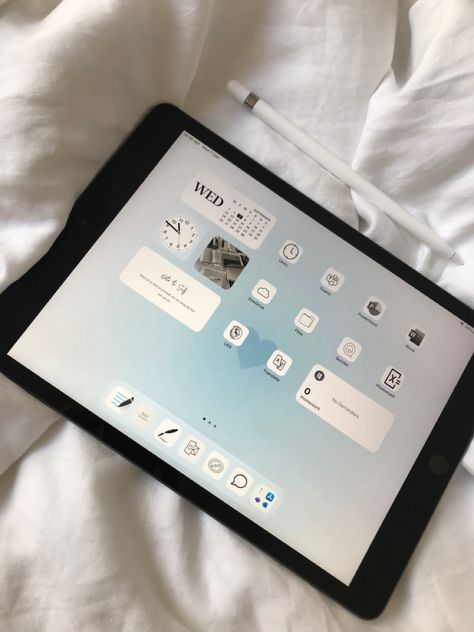 #ipad #aesthetic #aestheticwallpaper #aesthetictumblr #blue #blueaesthetic #september #school #backtoschool #studentlife #student Ipad Blue Aesthetic, Blue Ipad Aesthetic, I Pad Aesthetic, Ipad 9th Generation Aesthetic, Ipad Blue, School Ipad, Ipad Setup, Ipad Inspo, September School