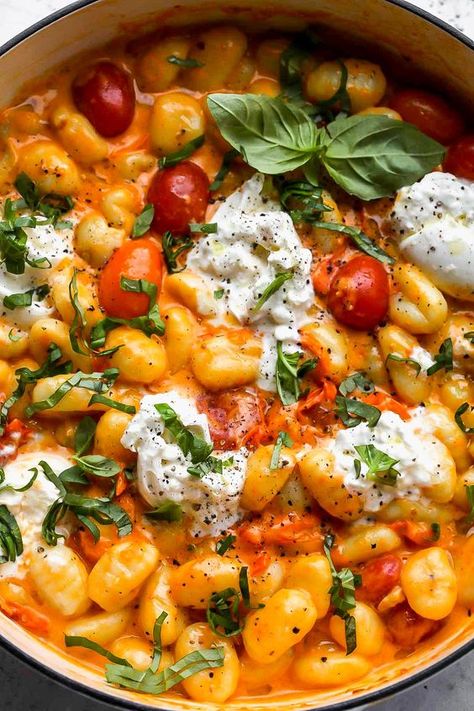 Gnocchi With Burrata, Creamy Tomato Gnocchi, Vegetarische Diners, Tomato Gnocchi, Makanan Italia, Resep Pasta, Diner Recept, Gnocchi Recipes, Läcker Mat