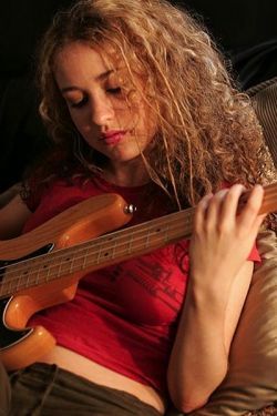 Tal Wilkenfeld - bass player extraordinaire! | HubPages Tal Wilkenfeld, Bass Guitar Lessons, Violin Lessons, Bass Guitarist, Guitar Acoustic, Women Of Rock, Jeff Beck, Guitar Girl, Female Guitarist