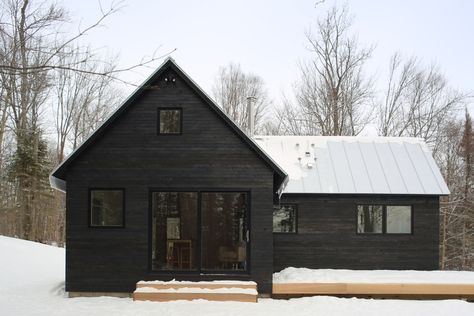 Black Houses, Cabin Exterior, Dark House, Timber Construction, Casa Exterior, Black House Exterior, Modern Barn, Farmhouse Exterior, Modern Cabin