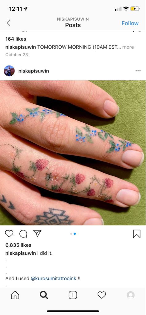 Colorful Handpoke Tattoo, Colour Finger Tattoo, Cute Knuckle Tattoos, Colourful Hand Tattoo, Small Floral Hand Tattoos, Finger Tattoos Floral, Green Hand Tattoo, Colored Finger Tattoo, Vines Finger Tattoo