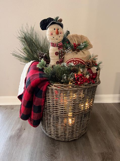 Basket Decor For Christmas, Christmas Baskets Decorations, Christmas Decor Basket Ideas, Xmas Tree Base Ideas, Christmas Bucket Decoration Ideas, Christmas Basket Decor Ideas, Christmas Basket Decoration Ideas, Christmas Basket Decoration, Christmas Basket Decor