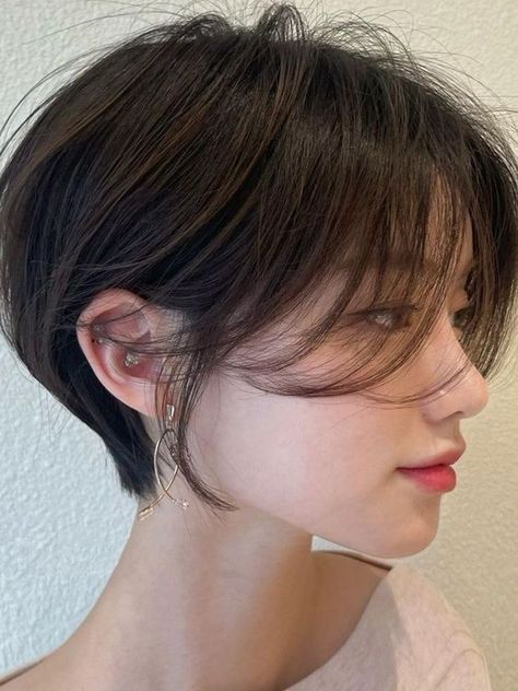 Long Layered Pixie With Side Bangs (Leaf Cut) Korean Hairstyles, Longer Pixie Haircut, Korean Short Hair, Pixie Cut With Bangs, Tutorial Ideas, Short Hair Pixie Cuts, Hair Inspiration Short, Trendy Hairstyle, Hairstyle Tutorial