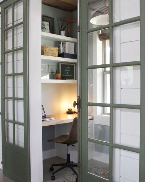 Organize Office Space, Tiny Home Office, Basement Office, Tiny Office, Cool Office Space, Mini Office, Small Home Offices, Office Nook, Small Home Office