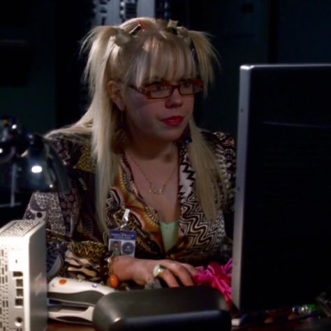 Penelope Garcia Hairstyles, Penelope Garcia Outfits, Penelope Garcia And Spencer Reid, Penelope Garcia Aesthetic, Penelope Garcia Season 1, Emily Prentiss In Red, Criminals Minds Shifting, Criminals Minds Penelope, Criminals Minds Elle