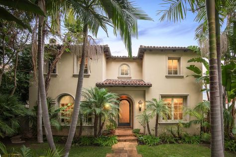 Elegant Spanish-style house takes on indoor-outdoor lifestyle in Santa Monica - Los Angeles Times Santa Monica House, Santa Monica Houses, Houses By The Beach, Beams Living Room, Santa Monica Los Angeles, Usa House, Stucco Homes, Iron Balcony, Spanish Style Homes