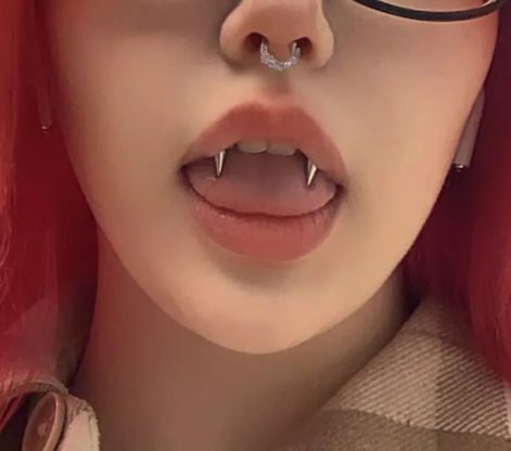 Piercings Corps, Angel Bites Piercing, Fangs Teeth, Angel Bites, Vampire Style, Piercing Bouche, Mouth Piercings, Smiley Piercing, Face Piercings