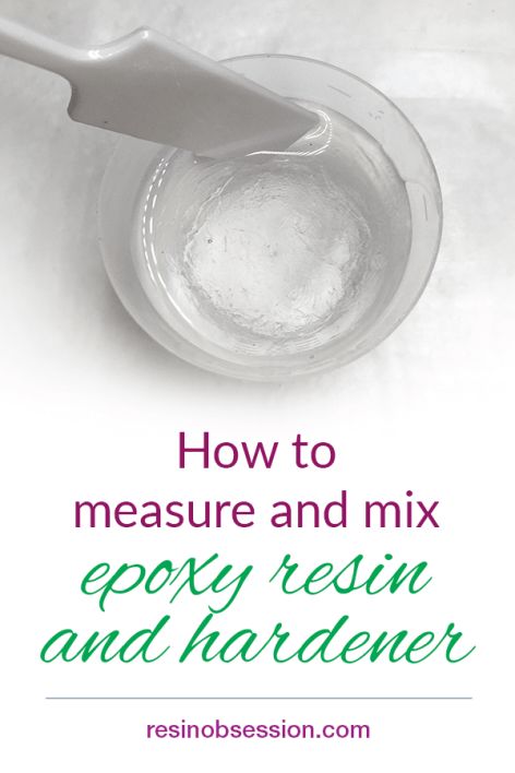 How to measure and mix epoxy resin and hardener in five easy steps - Resin Obsession . #resin #resinobsession #resinart #resinpouring #resinjewelry Fimo, How To Make Resin, Epoxy Ideas, Epoxy Resin Diy, Wood Epoxy, Casting Kit, Diy Resin Projects, Resin Jewelry Diy, Resin Furniture