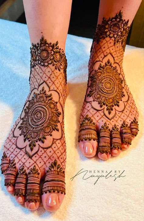 Feet Henna Design, Leg Mehendi Design, Feet Henna, Traditional Mehndi Designs, Beautiful Mehndi Designs, Short Mehndi Design, Legs Mehndi, Palm Mehndi Design, Pakistani Mehndi