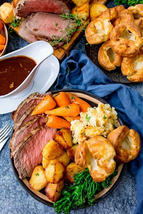 Step-by-step guide with FREE time plan for making a delicious roast beef dinner with Yorkshire pudding, roast potatoes, gravy, carrots, broccoli and cauliflower cheese. #roastdinner #sundaydinner #roastbeef #yorkshirepudding #roastpotatoes #cauliflowercheese #beefgravy #familydinner #comfortfood British Roast Dinner, Roast Beef Gravy, Roast Dinner Recipes, Sunday Roast Dinner, Best Roast Beef, Roast Beef Dinner, Cooking Roast Beef, Bangers And Mash, Good Roasts