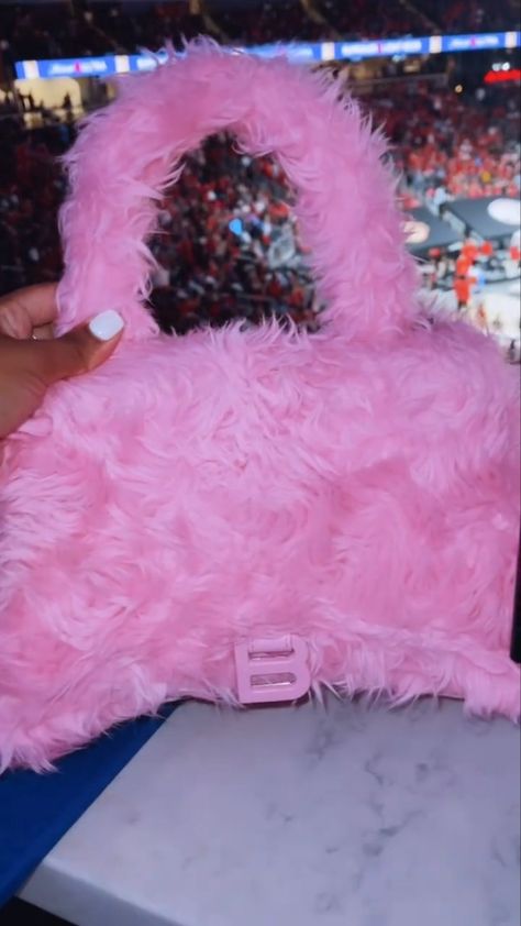 Fuzzy Purse, Fluffy Top, Purse Outfit, Swag Bag, Girly Accessories, Pretty Bags, Everything Pink, Fashion Design Clothes, Logo Stamp