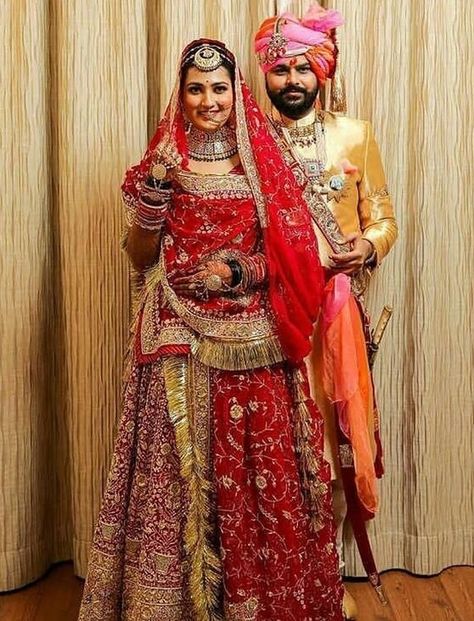 Rajputi Poshak Bridal Look, Rajputana Lehenga, Marwadi Bride Look, Rajputi Dress For Bride, Rajwadi Look For Wedding, Rajasthani Wedding Couple, Rajputi Dress Photo Pose Couple, Rajputi Bride Poshak, Rajputi Wedding Couple Poses