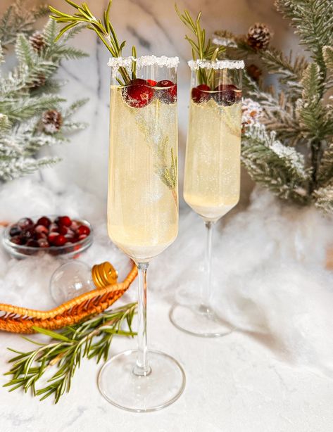 White Christmas Mimosa Cocktails – WellPlated.com Winter Wonderland Mimosa, White Cranberry Mimosa, White Wine Christmas Drink, White Christmas Lemon Drop, White Christmas Mimosa, Prosecco Christmas Drink, Xmas Mimosa, Christmas Drinks With Champagne, Winter Mimosas