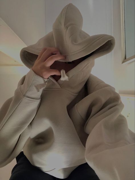 Cream Hoodie Aesthetic, Oversized Hoodie Selfie, Cream Hoodie Outfit Aesthetic, Hoodies Aesthetic Poses, Hoodie Profile Picture, Hoodie Selfie Instagram, Girl Wearing Hoodie Aesthetic, Selfie With Hoodie, Oversized Cream Hoodie