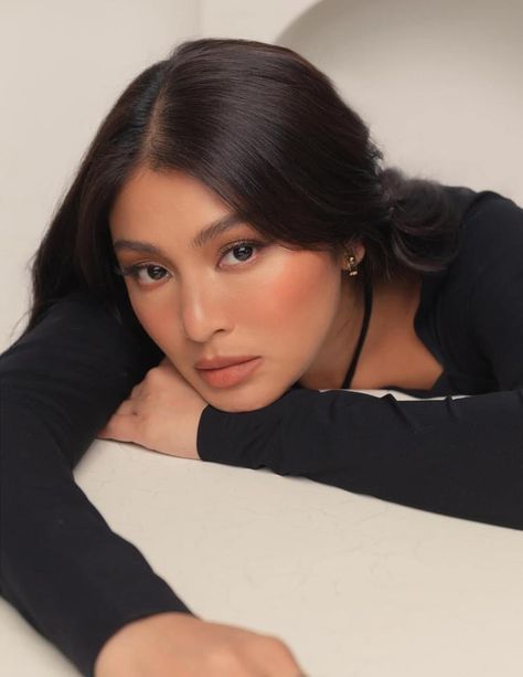 Nadine Lustre Makeup, Filipina Makeup, Graduation Look Makeup, Skin Tone Makeup, Hijab Makeup, Graduation Look, Tanned Makeup, Graduation Makeup, Nadine Lustre