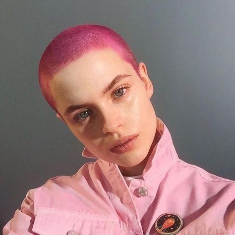 Pink Buzzed Hair, Buzzcut Season, Shaved Hair Designs, Buzzed Hair, Buzz Cuts, Shave My Head, Bald Girl, Alternative Christmas, Cool Hairstyles For Men