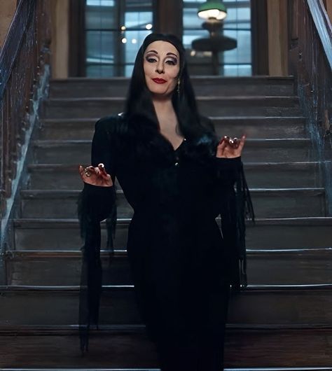 Morticia Addams 1991, Mortisha Adams, Morticia Addams Aesthetic, Morticia Addams Makeup, Morticia Addams Costume, Morticia And Gomez Addams, Gomez And Morticia, Gomez Addams, Addams Family Costumes