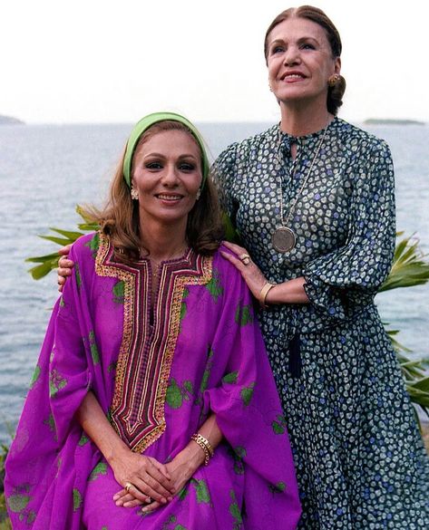 H.I.M. Shahbanou Farah Diba Pahlavi, The Queen of Iran and her mother, Farida Diba, Contadora Island, Panama, December 1979, Farah Diba Pahlavi, Farah Diba Style, Farrah Diba, Queen Farah Pahlavi, Queen Of Iran, Iran Pahlavi, Farah Pahlavi, Pahlavi Dynasty, Farah Diba