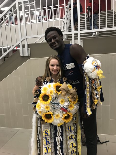 Matching senior homecoming mum and garter Couple Mums Homecoming, Couples Homecoming Pictures, Texas Homecoming Mums, Homecoming Pictures, Homecoming Mums, Homecoming