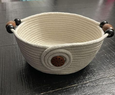 Cotton Clothesline Crafts, Rope Bowls Ideas Diy, Rope Basket Ideas, Clothesline Rope Bowls, Clothesline Rope Crafts, Rope Bowls Diy How To Make, Rope Baskets And Bowls, Rope Bowls Ideas, Sewn Baskets