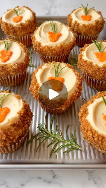 Cupcake Carrot Cake, Applesauce Crumble, Carrot Cake Cookies Recipe, Carrot Cupcake Recipe, Carrot And Walnut Cake, Yogurt Greek, Walnut Muffins, Carrot Cupcake, Cream Room