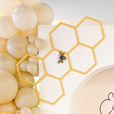 🐝 Eden’s 1st Bee-Day 🐝🥹🤍 ___ Backdrop Decor: @decorandvibes Signage / Decal: @signedbytobs ___ #decorandvibes #babyshower #beeday #ottawaevents #eventdecor #ottawaeventdecorators #winniethepooh #ottawadecorator #eventdecor #balloongarland #backdropdecor #winniethepoohdecoration #3dbackdrop #beedayparty #winniethepoohbirthday Beehive Backdrop, Beehive Decorations, Business Launch Party, Honey Bee Theme, Chelsea Baby, Diy Honeycomb, Bee Gender Reveal, Bee Birthday Party, Birthday Party Background