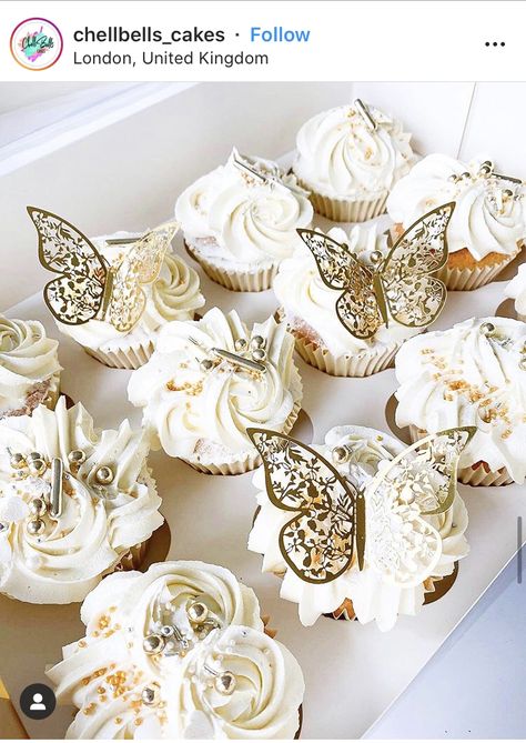 Sweet 16 Party Ideas Gold And White, White And Gold Cupcake Ideas, Quince Cupcakes, Sweet 16 White And Gold Theme, Cupcakes White And Gold, Gold Butterfly Cake, Gold Treats, White Cake With Gold Butterflies, Communion Cupcakes