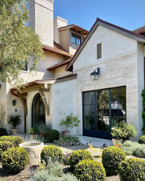 Modern Cottage Front Yard, Home Exterior Inspiration, Organic Exterior, M Elle Design, Brick Finish, Eric Olsen, Transitional House, Design Exterior, Dream House Exterior