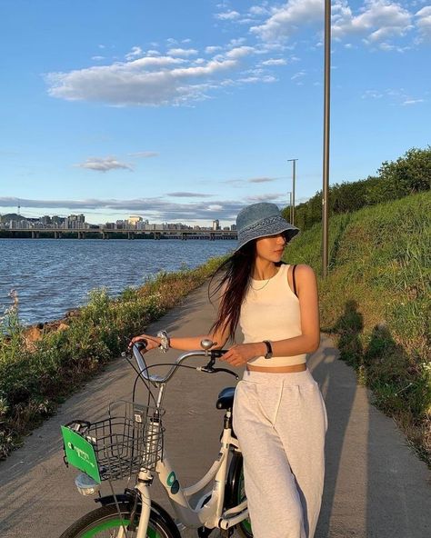 Cute Biking Outfit Summer, Cute Biking Outfit, Ig Girls, Walking Outfits, Biking Outfit, Summer Nature, Best Photo Poses, Girl Fits, Cute Poses For Pictures