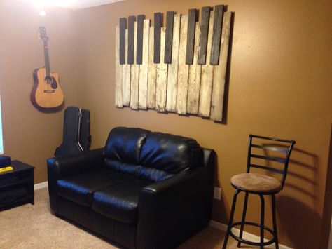 Music Room Decor Diy, Wooden Piano Decor, Diy Music Decor Wall Art, Wall Painting Ideas For Music Room, Pallet Music Wall, Music Room Office, Music Themed Rooms, Music Furniture, Music Studio Decor