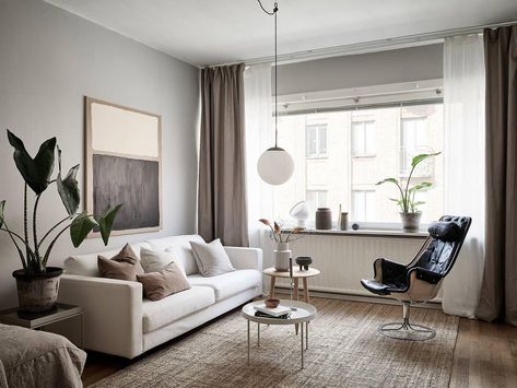 Peek Inside a Warm and Harmonious Little Pad with an Inviting Atmosphere Ikea Bank, Minimal Studio, Ikea Sofas, Studio Home, Interior Minimalista, Ikea Sofa, Beige Carpet, Minimalism Interior, Carpet Design