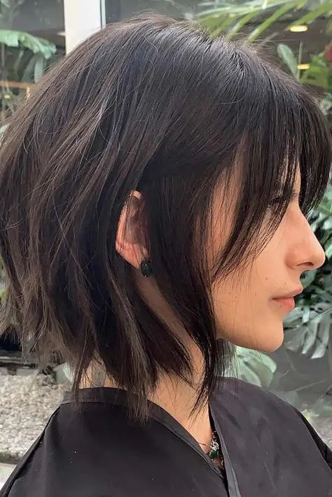 a choppy dark brunette bob with bangs and slight waves is a bold and chic idea Soft Bangs, Short Black Hair, Medium Bob Haircut, Choppy Bob Haircuts, Gorgeous Hairstyles, Medium Bob Hairstyles, Choppy Bob Hairstyles, Hair Things, Choppy Hair