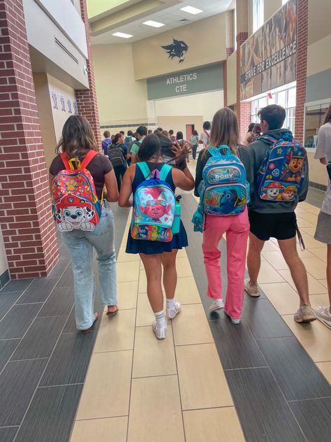 First Day Of High School Aesthetic, Senior Bookbags, Senior First Day Of School Ideas, First Day Of School Pictures Highschool, Kids Backpack Senior Year, Things To Do Your Senior Year, Senior Year Traditions, Senior Backpack Ideas, Senior Year Backpack