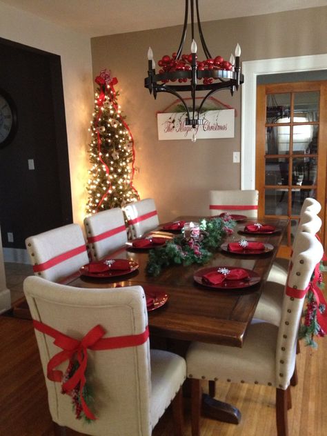 45+ Best Christmas Decorating ideas | A complete guide Pencil Christmas Tree Dining Room, Christmas Decorations For Pergola, Christmas Dining Room Wall Decor, Traditional Christmas Decor Ideas, Tree Placement, Winter Table Decorations, Pencil Tree, Xmas Table, Tafel Decor