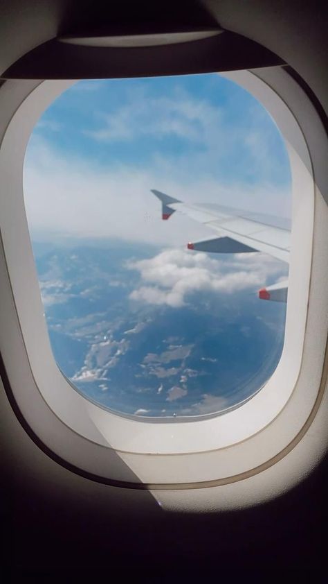 Airplane Window View, Plane Window, Airport Aesthetic, Airplane Photography, Airplane Window, Travel Pictures Poses, Window View, Travel Videos, Travel Instagram