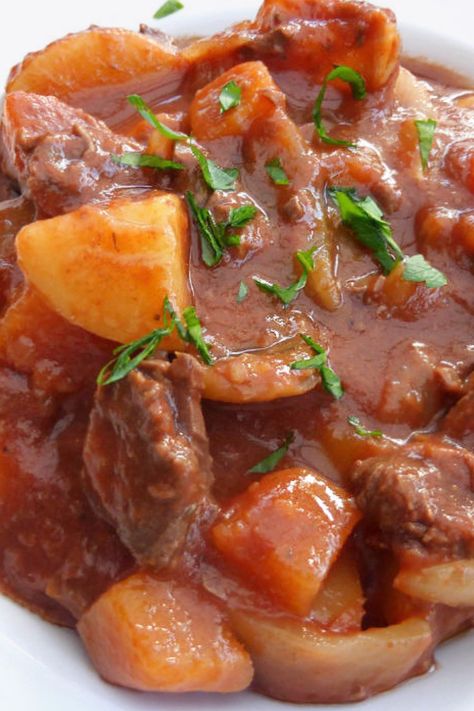 This simple beef and tomato slow cooked stew is a wonderful warming meal for colder months. Cheap and easy, a meal for the whole family. Beef And Tomato Stew, Beef Stew With Tomato Soup, Beef Stew With Tomato Sauce, Beef Stew With Tomatoes, Tomato Beef Stew, Beef Stew Meat Recipes, Beef Chops, Stew Meat Recipes, Beef Stew Crockpot