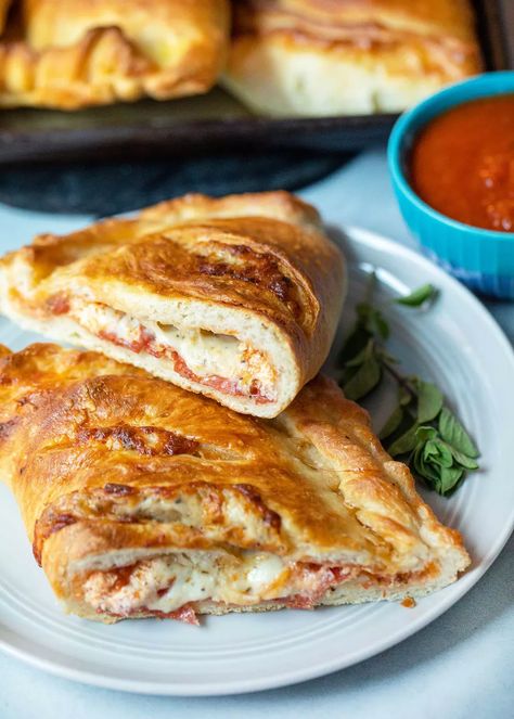 Pepperoni Calzone, Calzone Dough, No Knead Pizza Dough, Ricotta Stuffed Chicken, Snacks And Appetizers, Pizza Recipes Pepperoni, Calzone Recipe, Dinners Easy, Freezable Meals