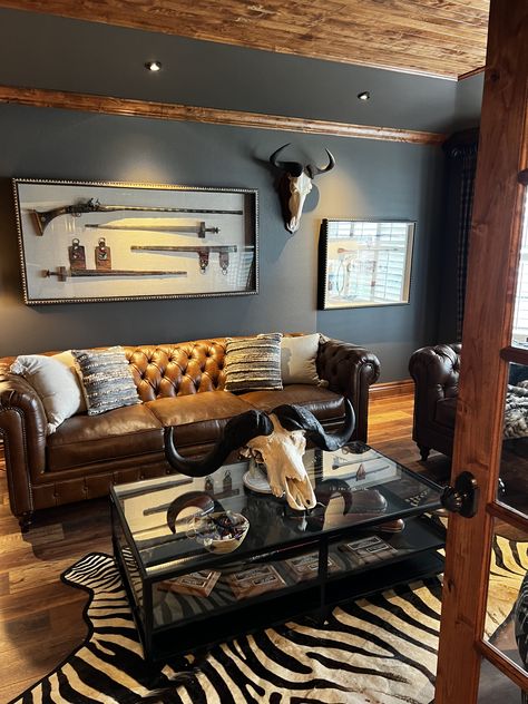 Western Ranch Interior Design, Man’s Apartment Decor, Western Office Ideas For Men, Modern Cowboy Decor Interior Design, Western Style Interior Design, Western Game Room, Steer Skull Decor Living Rooms, Texas Ranch Interior, Yallternative Home Decor