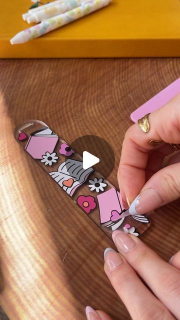 Cricut Joy Bookmark Ideas, Bookmark Ideas Cricut, How To Make Acrylic Bookmarks With Cricut, Book Mark Cricut, Cricut Acrylic Bookmarks Svg Free, Creative Bookmarks Design Ideas, Bookmark Svg Free, Vinyl Bookmark Ideas, Diy Acrylic Bookmark Ideas