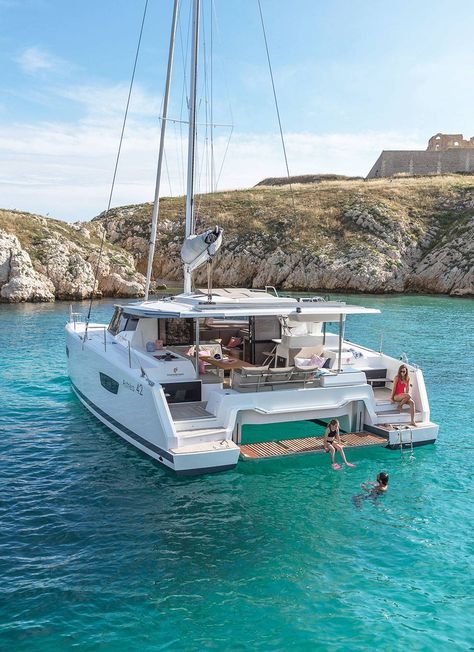 Cruising catamarans - Fountaine Pajot | The world reference Power Catamaran, Nature, Sailing Catamaran Yachts, Catamaran Living, Fountaine Pajot, Marina Home, Sail Yacht, Catamaran Yacht, Ocean Sailing