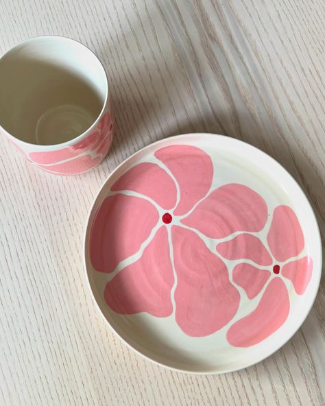 😌🌺💐 #ceramics #pottery #potterypainting #potteryglazing Pink Ceramic Mug, Pottery Painting Ideas Pink, Pink Pottery Painting, Pottery Art Painting, Pottery Plate Painting Ideas, Pottery Coloring, Glazing Pottery, Clay Cafe, Ceramics Pottery Mugs