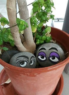 14 Most Adorable Painted Rocks Ideas and Crafts For Kids & Adults Art Pierre, Tanah Liat, Painted Rocks Craft, Painted Rocks Diy, Rock Painting Ideas Easy, Rock Painting Patterns, Paint Rock, Rock Painting Designs, Stone Crafts