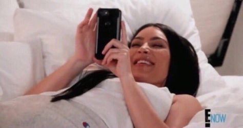 Looking At Phone Reaction Pic, Kardashian Memes, League Memes, Reaction Pic, Daily Mood, Reaction Face, Memes Br, Funny Reaction Pictures, Kardashian Jenner