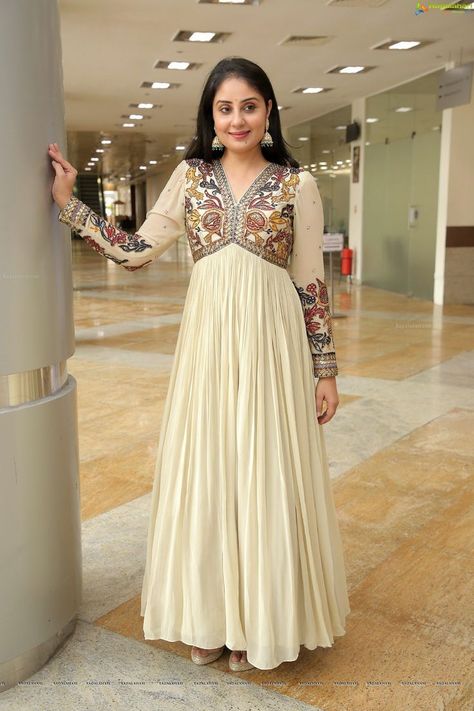 #fashion #cordset #summer #fashionblogger #nicelook #trouser #jeans #indianwear #cordset 
#cordsets #cordsetsforwomen #cordsetstyle#indowestern #onlineshopping#worldwideshipping #officewear #regularwear #top #plazzo Long Gown Design, Anarkali Dress Pattern, Simple Kurti Designs, Designer Kurti Patterns, Long Dress Design, Indian Dresses Traditional, Traditional Indian Outfits, Dress Design Patterns, Kurti Designs Party Wear