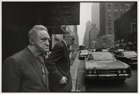 Garry Winogrand, Street Photography People, Narrative Photography, Getty Museum, Bnw Photography, Famous Photographers, Photo B, Great Photographers, Contemporary Photography