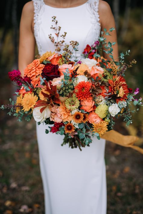 Fall Rustic Mountain Wedding With Breathtaking Views Fall Mountain Wedding, Rustic Mountain Wedding, Fall Wedding Bouquets, Fall Wedding Flowers, Cool Wedding Cakes, Fall Wedding Colors, Wildflower Wedding, Forest Wedding, Bridal Flowers