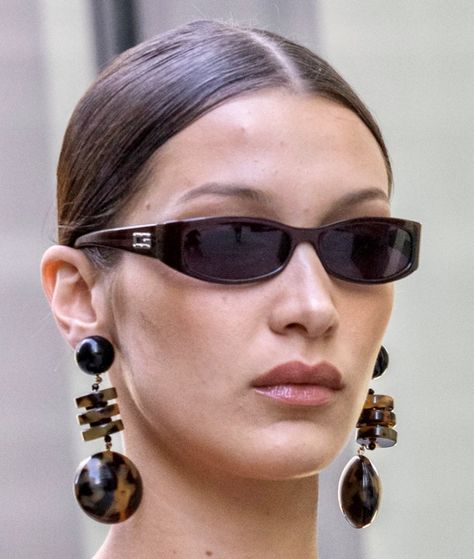 Bella Hadid • Vintage Gucci 90s Mood, Aesthetic Gucci, Sunglasses Aesthetic, Vintage Outfits Men, Vintage Outfits 90s, Gucci Glasses, Stylish Glasses, Shades Sunglasses, Stacked Jewelry