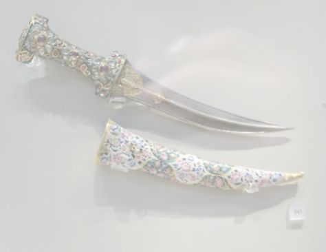 Pretty Dagger, Fantasy Dagger, Knife Aesthetic, Pretty Knives, Dagger Knife, Cool Swords, Knife Collection, Cool Knives, Fantasy Aesthetic